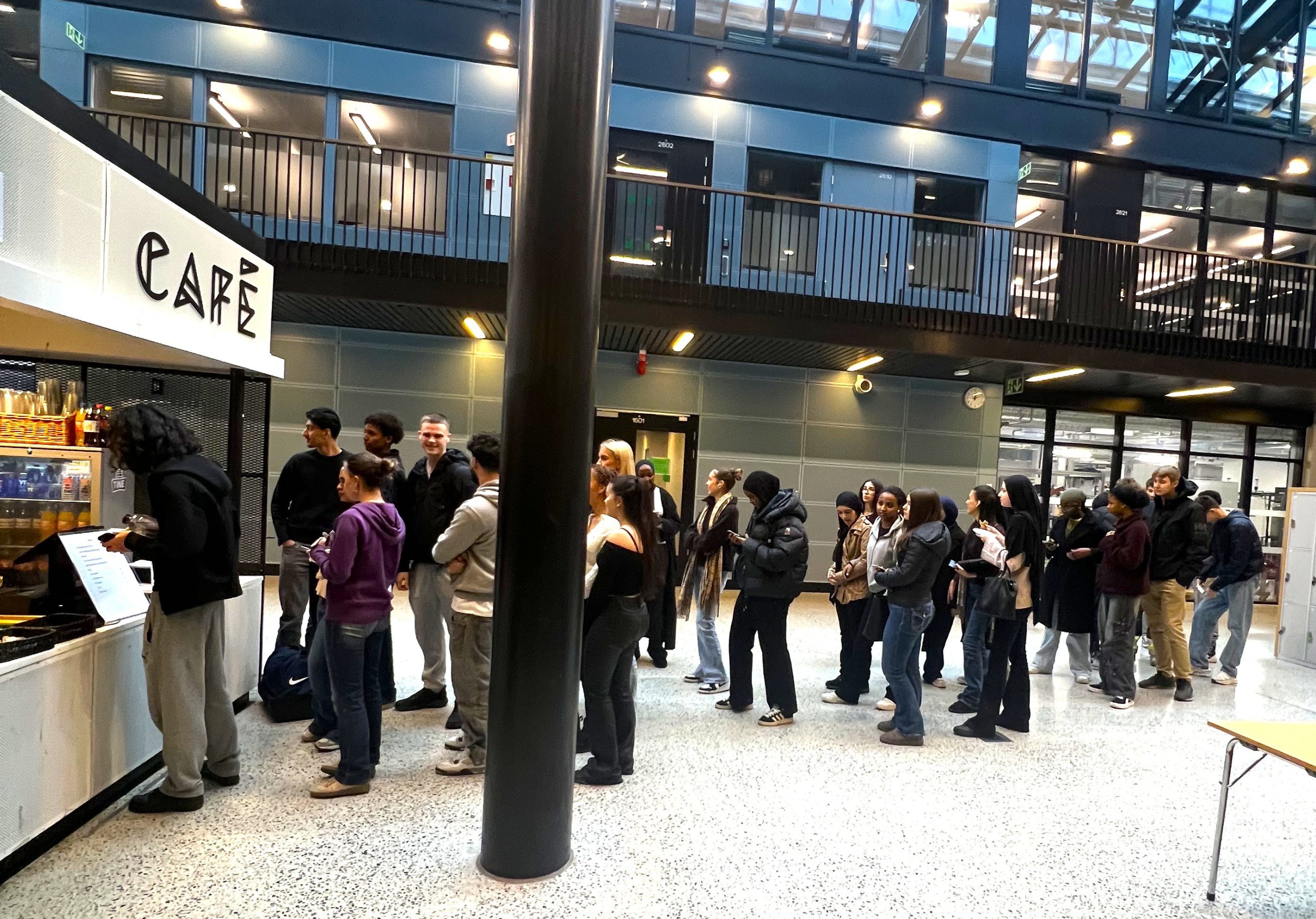 Kunder i kø foran kaféen